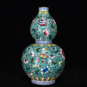 An Exquisite Famille-Rose Green Ground Eight Treasures Pattern Lotus Pattern Gourd-Shaped Vase