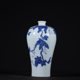 An Exquisite  Blue and White Squirrel and Grapes Pattern Vase