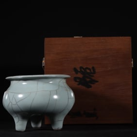 An Exquisite  Guan yao Tripod Censer