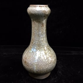 An Exquisite Guan yao Vase