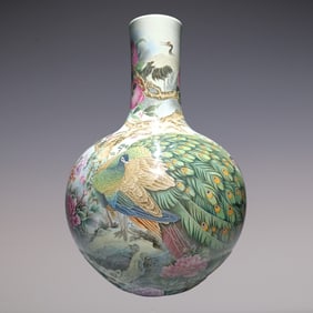 An Exquisite Enamel Flower and Bird Pattern Vase