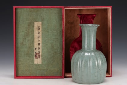 An Exquisite Guan yao Vase
