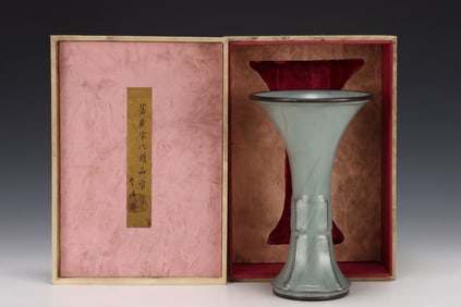 An Exquisite Guan yao Celadon Glazed Vase