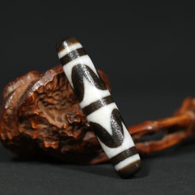 An Exquisite Dzi Bead Pendant