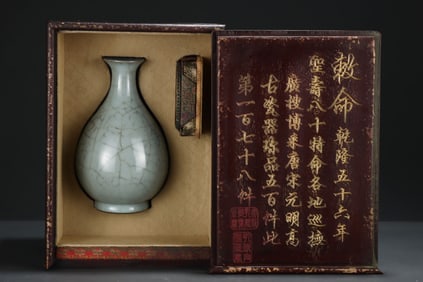 An Exquisite Guan yao Vase