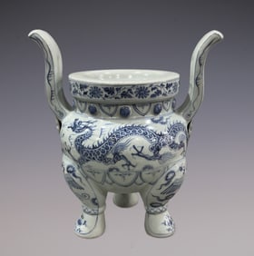 An Exquisite Blue and White Lotus Pattern Dragon Pattern Double-Ears and Tripod Censer