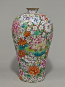An Exquisite Famille-Rose Flower Pattern Vase