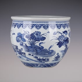 An Exquisite Blue and White Flower and Bird Pattern Seawater Pattern Vat