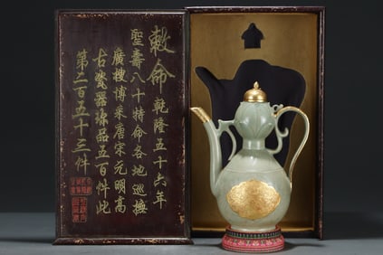 An Exquisite Ru yao Painted Gold Auspicious Beast Pattern Ewer