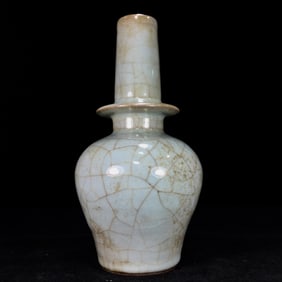 An Exquisite Guan yao Vase