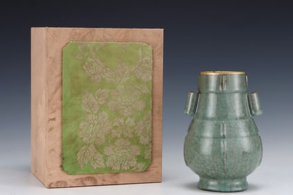 An Exquisite Guan yao Cover with Gold Double-Ears Vase