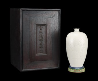 An Exquisite Ding yao Flower Pattern Cover with Silver Vase,With an Imperial Poem by Emperor