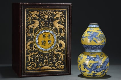 A Rare Yellow Ground Blue and White Auspicious Cloud,Dragon and Phoenix Pattern Gourd-Shaped Vase