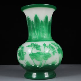 An Exquisite Glass Lotus and Mandarin Duck Pattern Vase