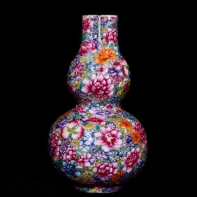 An Exquisite Famille-Rose Flower Pattern Gourd-Shaped Vase