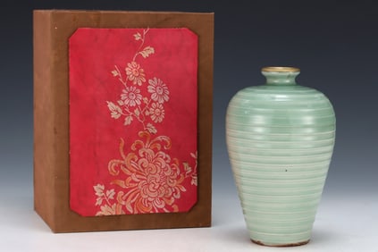 An Exquisite Longquan yao Cover with Gold Vase,with an Imperial Poem by Emperor Qianlong