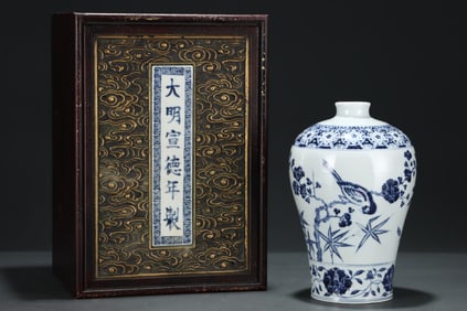 An Exquisite Blue and White Flower and Bird Pattern Vase