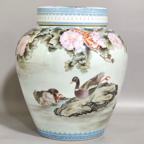 An Exquisite Enamel Flower and Bird Pattern Tea Caddy,With Poem