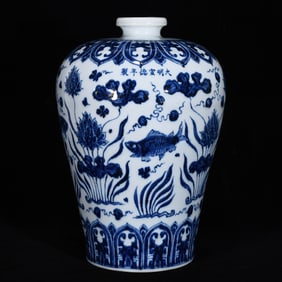 An Exquisite Blue and White Fish and Algae Pattern Vase