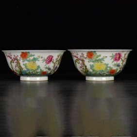 A Pair of Exquisite Blue and White Famille-Rose Flower and Bird Pattern Bowls