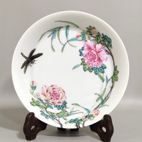 An Exquisite Famille-Rose Flower and Dragonfly Pattern Plate