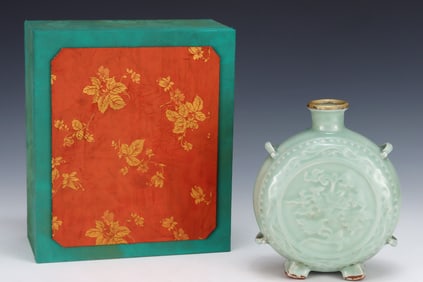 An Exquisite Longquan yao Cover with Gold Flower Pattern Vase