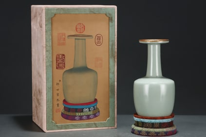 An Exquisite Ru yao Cover with Gold Vase,With Poem