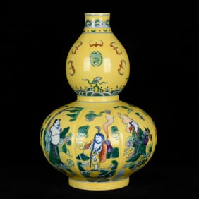 An Exquisite Yellow Ground Doucai Auspicious Cloud and Figure Pattern Gourd-Shaped Vase