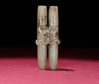 An Exquisite White Jade Chi-Dragon Pattern Hand Piece