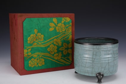 An Exquisite Guan yao Cover with Silver Tripod Jar
