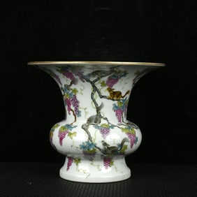 An Exquisite Enamel Painted Gold Squirrel and Grapes Pattern Jar