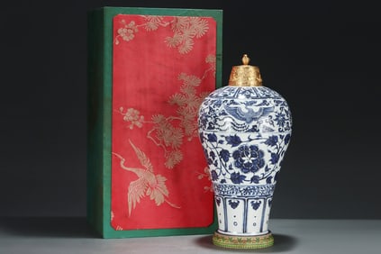 A Huge Blue and White Lotus and Phoenix Pattern Vase,With Gilt Cover