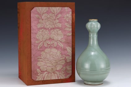 An Exquisite Longquan yao Cover with Gold Vase