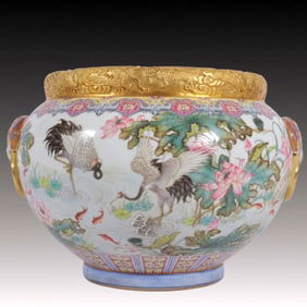 An Exquisite Enamel Painted Gold Flower and Bird Pattern Lion-Ears Washer