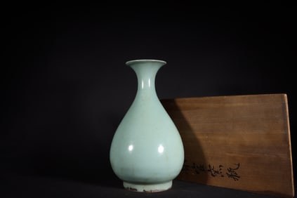 A Rare Guan yao Celadon Glazed Vase