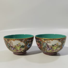 A pair of Rare  Gold Ground Enamel Character and Story Patterns Bowls