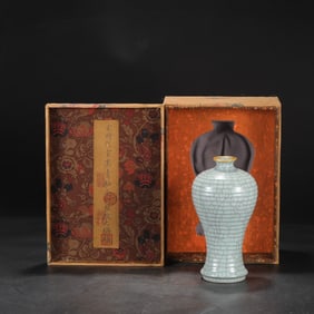A Rare Guan yao Celadon Glazed Gold Mouth String Pattern Vase with an Imperial Poem by Emperor