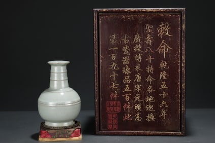 A Rare Guan yao bean green glaze bamboo joint vase