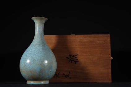 A Rare Ru yao Sky Blue Glazed ice crackle pattern TeapotVase