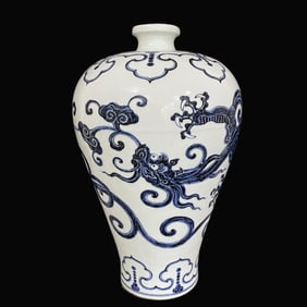 A Rare Blue and White Ganoderma Dragon Pattern Vase