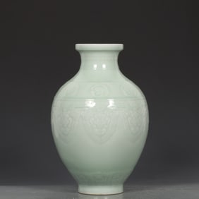 A Rare Celadon Glzed Ruyi Pattern Vase