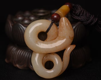 A Rare Hetian Jade Snake-Shaped Necklace