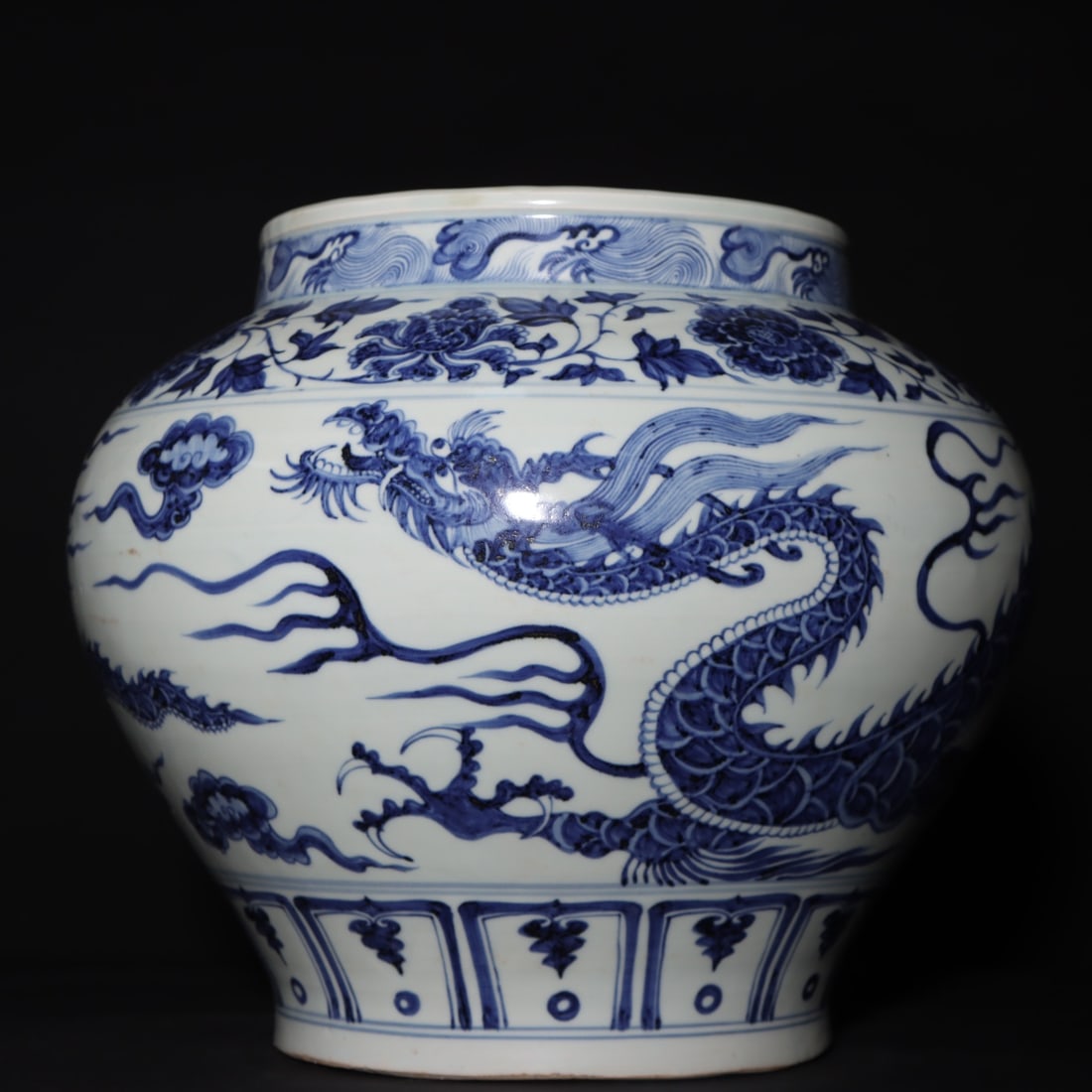 A Rare Blue and White Dragon Pattern Jar: A Rare Blue and White Dragon Pattern Jar,Yuan Dynasty, China,Size:11.2inx13.4in 青花龙纹罐,中国元代