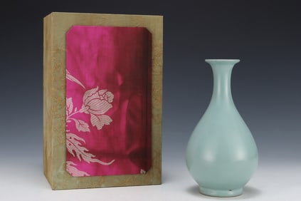 An Exquisite Ruyao Vase