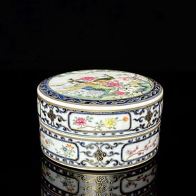 An Exquisite Blue and White Flower and Bird Pattern Box