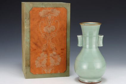 An Exquisite Guanyao Vase,with an Imperial Poem by Emperor Qianlong