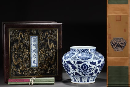 An Exquisite Blue and White Flower Pattern Jar,with Vertical Scroll Painting on Silk