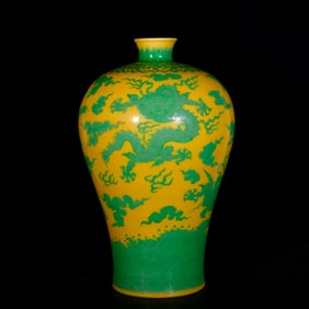 A Huge Green Enamel Auspicious Cloud and Dragon Pattern Vase