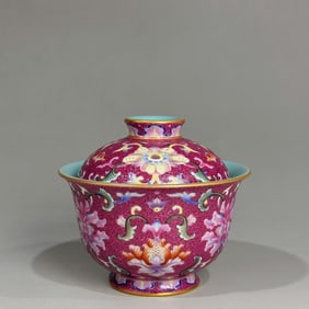 An Exquisite Ruby Red-Glazed Lotus Pattern With Cover Bowl