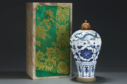 A Huge Blue and White Lotus and Dragon Pattern Vase